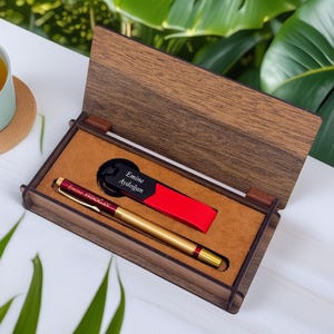 Coffret cadeau stylos personnalisés - Boîte à stylos en bois avec stylo à bille gravé et porte-clés en cuir | Cadeau de remise des diplômes | Cadeau de mariage | Cadeau pour lui