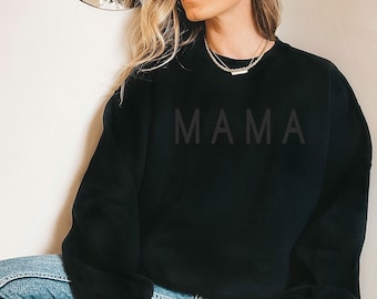 Sweat minimaliste noir sur noir Mama | Maman Est 2024 | Cadeau fête des mères | Chemise mignonne de maman | Cadeau pour nouvelle maman | Pull maman |