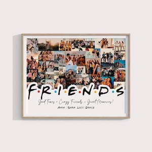 Könnte beinhalten: Ein gerahmtes Collage mit zahlreichen Fotos von Freunden. Das Wort "FRIENDS" wird in der ikonischen Schriftart mit farbigen Punkten angezeigt. Darunter steht der Text "Good Times + Crazy Friends = Great Memories!" und enthält Namen.