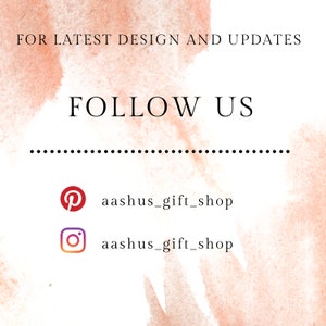 Op de afbeelding: Een roze aquarel achtergrond met de tekst "FOR LATEST DESIGN AND UPDATES FOLLOW US" en een stippellijn. Onder de lijn staan ​​pictogrammen voor Pinterest en Instagram met de tekst "aashus_gift_shop" onder elk pictogram.