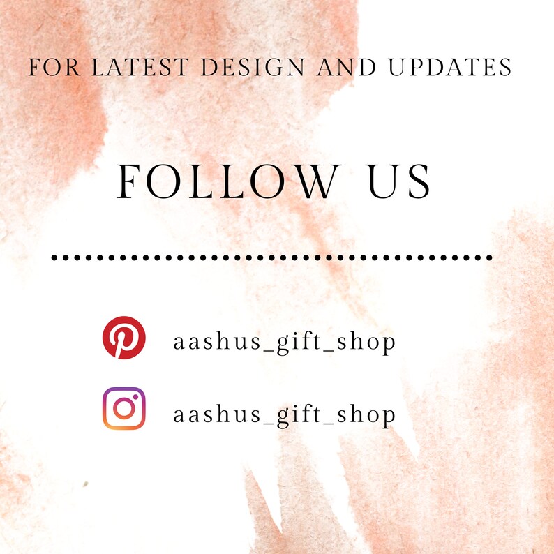 Op de afbeelding: Een roze aquarel achtergrond met de tekst "FOR LATEST DESIGN AND UPDATES FOLLOW US" en een stippellijn. Onder de lijn staan ​​pictogrammen voor Pinterest en Instagram met de tekst "aashus_gift_shop" onder elk pictogram.