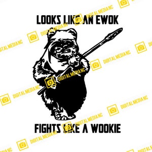 Könnte beinhalten: Schwarz-weiß-Illustration eines Star Wars Ewok-Charakters, der einen Stock hält. Der Text "Looks like an Ewok fights like a Wookie" befindet sich unter dem Charakter.
