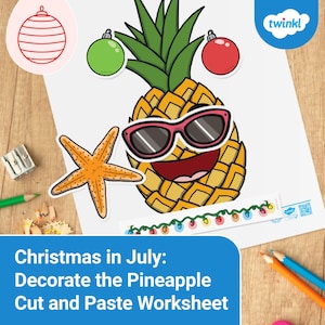 Könnte beinhalten: Ein Arbeitsblatt mit dem Titel „Weihnachten im Juli: Dekoriere die Ananas, ausschneiden und einfügen“ zeigt eine lächelnde Ananas mit Sonnenbrille, Weihnachtsschmuck und einem Seestern. Das Bild enthält Bleistifte, einen Spitzer und eine Lichterkette.