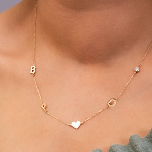 Collar con inicial lateral en oro real de 14 quilates, collar personalizado, joyería minimalista con iniciales personalizadas, collar con varias letras, regalo para mamá