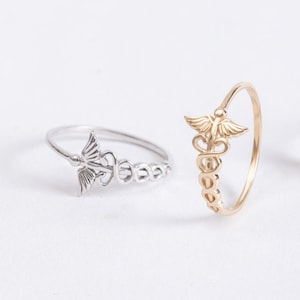Anel de caduceu lateral de ouro real 14K 18K, anel delicado, anel de cobra com símbolo médico, anel de asas de joia médica, presente para ela