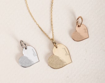 Op de afbeelding: Drie gouden hartvormige hangers met vingerafdrukdesigns en gepersonaliseerde namen. De hangers zitten aan een ketting, en de namen zijn "Daniel", "Mommy" en "Baby".