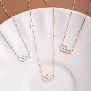Colar de letras em favo de mel em ouro maciço 14K 18K, colar de favo de mel com iniciais personalizadas, colar delicado de colmeia, joias hexagonais, presente de apicultor