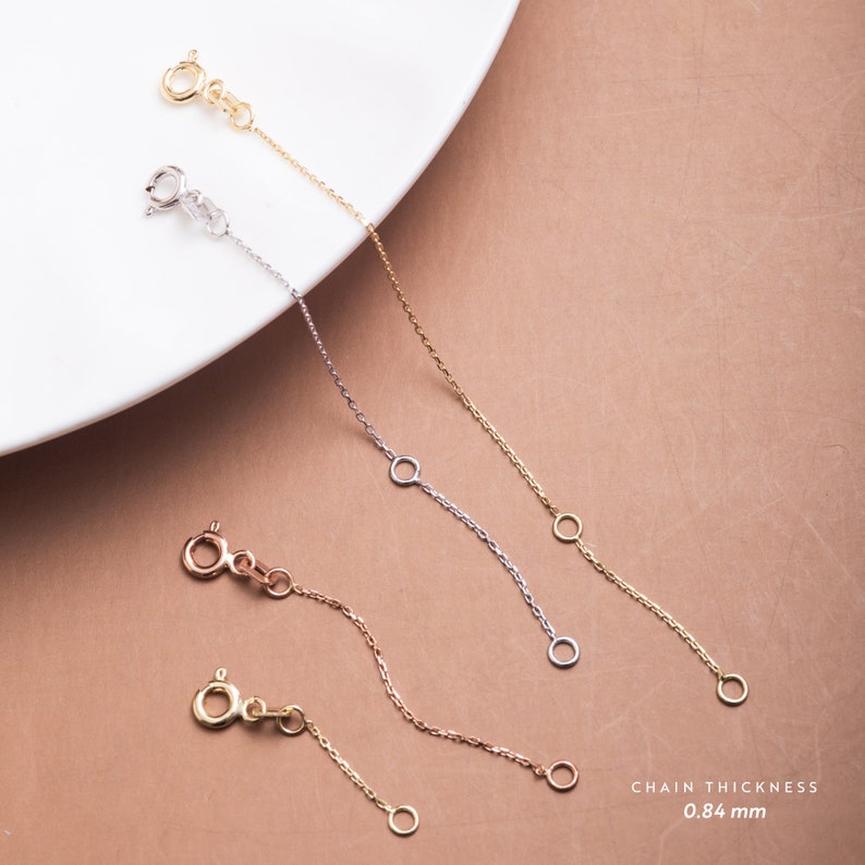 May include: Four gold chain extenders with lobster clasps and jump rings. The chains are 0.84 mm thick. CHAIN THICKNESS 0.84 mm