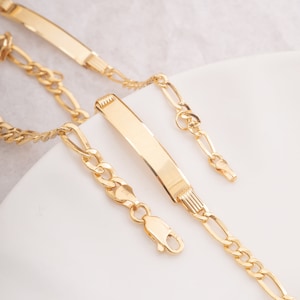 Bracelet avec nom d'identification de bébé en or 14 carats, bracelet à chaîne à maillons creux Figaro pour enfants, bracelet avec plaque signalétique d'enfant à graver personnalisée, baptême