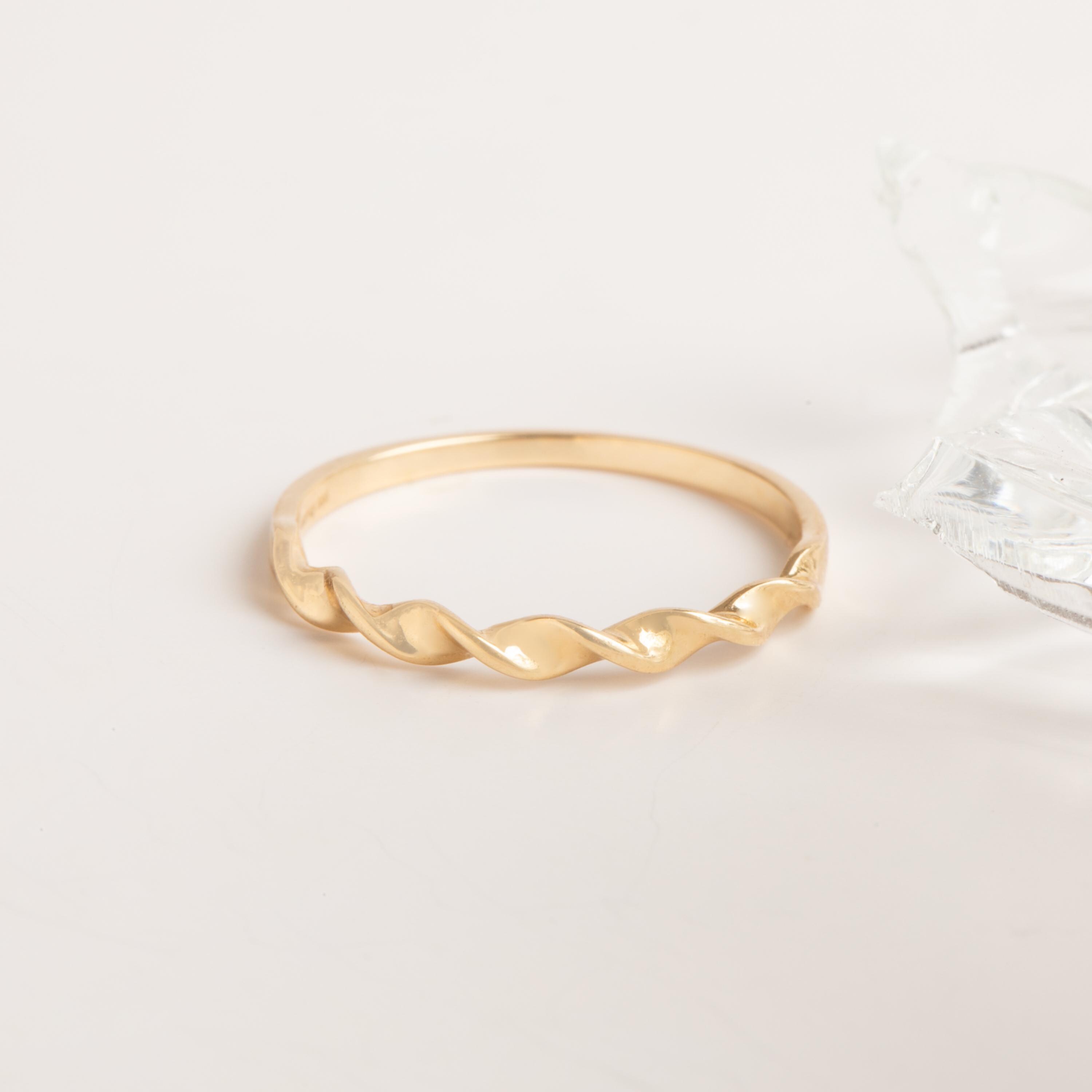 14K Solid Gold Twist Ring, Dainty DNA Wedding Band - Etsy