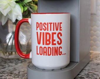 Taza de carga con vibraciones positivas: estilo retro y moderno, asa roja - 433 ml