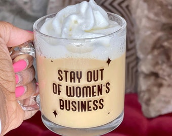 Taza "Manténgase alejado de los negocios de las mujeres" - Estilo Dark Coquette, vidrio de 10 oz