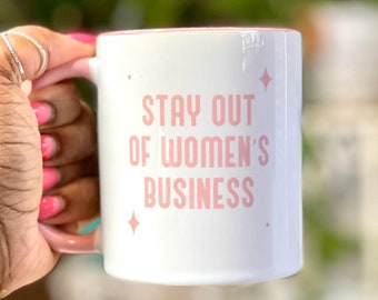 Taza Coquette: Manténgase alejado de los asuntos de las mujeres, asa rosa - 325 ml