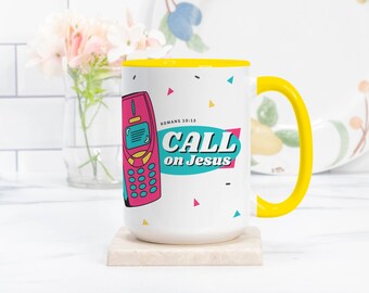 Taza Retro Call on Jesus Deluxe 15 oz. (Amarillo + Blanco)