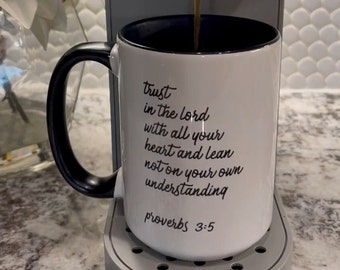 Confía en el Señor - Taza blanca alta de 15 oz - Regalos inspirados en la Biblia cristiana - Proverbios 3:5 - Copa Pastor de la Escuela Dominical