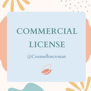以下が含まれることがあります： 薄い青色の正方形に「COMMERCIAL LICENSE」というテキストと、より小さなフォントで「@Counsellorcronan」というテキストが書かれています。正方形は、黄色、ピンク、青の抽象的な形に囲まれています。