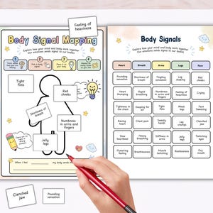 Può includere: Un grafico educativo colorato intitolato "Body Signal Mapping" e "Body Signals" con illustrazioni e testo. Una mano che tiene una penna rossa indica il grafico, che elenca le sensazioni fisiche e le loro emozioni corrispondenti. Mattoncini gialli sullo sfondo.