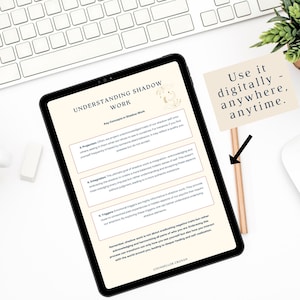 Puede incluir: Una tableta digital que muestra una p&aacute;gina con el t&iacute;tulo "Comprender el trabajo de la sombra" y una lista de conceptos clave del trabajo de la sombra. El texto en la tableta es en blanco y negro, y el fondo es gris claro. La tableta est&aacute; sobre una superficie blanca, y hay un l&aacute;piz y una planta en el fondo.