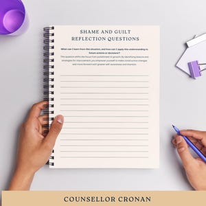Puede incluir: Un cuaderno con una cubierta blanca y una encuadernaci&oacute;n en espiral negra. El cuaderno tiene el t&iacute;tulo "Shame and Guilt Reflection Questions" e incluye una pregunta de reflexi&oacute;n sobre c&oacute;mo aplicar las lecciones aprendidas de una situaci&oacute;n a acciones o decisiones futuras. El cuaderno tambi&eacute;n incluye el texto "COUNSELLOR CRONAN".