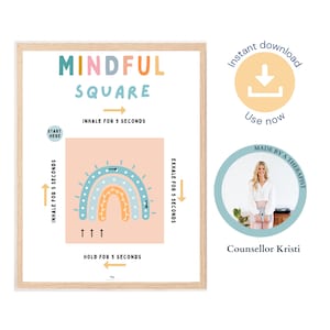 Könnte beinhalten: Ein gerahmter Druck mit den Worten "MINDFUL SQUARE" in bunten Buchstaben. Der Druck enthält Anweisungen für eine achtsame Atemübung, mit einer Regenbogen-Grafik und dem Text "INHALE FOR 5 SECONDS", "HOLD FOR 5 SECONDS" und "EXHALE FOR 5 SECONDS".