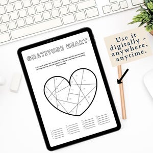 Puede incluir: Una actividad de coraz&oacute;n de gratitud imprimible en blanco y negro con 20 secciones numeradas. El texto "GRATITUDE HEART" est&aacute; en la parte superior de la p&aacute;gina. El texto "Use it digitally - anywhere, anytime." est&aacute; en un rect&aacute;ngulo marr&oacute;n con una flecha negra que apunta a un l&aacute;piz.