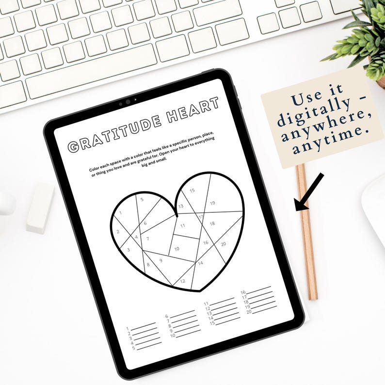 Puede incluir: Una actividad de coraz&oacute;n de gratitud imprimible en blanco y negro con 20 secciones numeradas. El texto "GRATITUDE HEART" est&aacute; en la parte superior de la p&aacute;gina. El texto "Use it digitally - anywhere, anytime." est&aacute; en un rect&aacute;ngulo marr&oacute;n con una flecha negra que apunta a un l&aacute;piz.