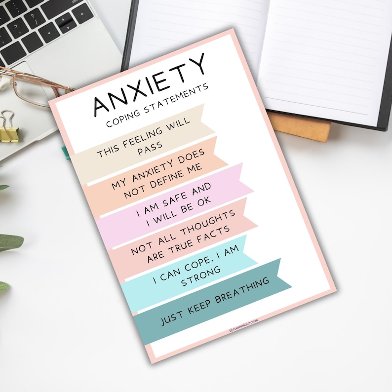 K&ouml;nnte beinhalten: Ein druckbarer Poster mit dem Wort "Angst" in einem rosa Banner oben. Der Poster listet Bew&auml;ltigungsstrategien in bunten Bannern auf, darunter "Dieses Gef&uuml;hl wird vergehen", "Meine Angst definiert mich nicht", "Ich bin sicher und mir geht es gut", "Nicht alle Gedanken sind wahre Fakten", "Ich kann damit umgehen. Ich bin stark", und "Atme einfach weiter".