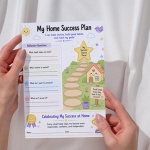 Pu&ograve; includere: Un foglio di lavoro My Home Success Plan con un sentiero di pietre che porta a una casa, una stella gialla con la scritta My Success Starts Here, domande di riflessione e una sezione per celebrare il successo con righe per nome e data.