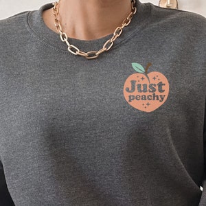 Just Peachy Sweatshirt | Retro Just Peachy Pullover | Gartenästhetische Kleidung | Cottagecore Kleidung | Vintage Obst Shirt