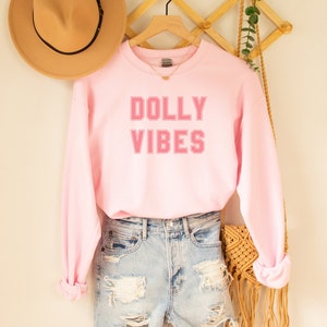 Suéter unissex Dolly Vibes | Letra do time do colégio da fonte de Letterman Moletom | estilo retro do país moletom com capuz | Moletom O que Dolly faria