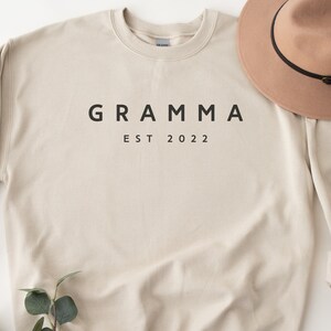 Gramma est Custom Year Sweatshirt | Minimal Gramma Pullover | Custom Gramma Sweater | Gramma 2022 Sweatshirt | Customizable Gramma Sweater
