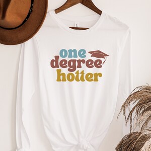 One Degree Hotter Shirt | Masters Graduation Shirt | Bachelors Abschlussgeschenk | Ich habe die Aufgabe verstanden | Unisex Abschlussshirt