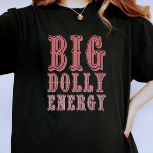 Big Dolly Energy Shirt | Dolly Parton Shirt für Frauen | Unisex Grafik Shirt | Retro Dolly Shirt | Country Retro Style Shirt