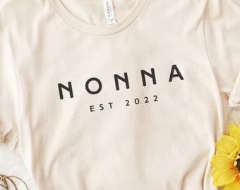 Nonna est Chemise d’année personnalisée | Cadeau personnalisé pour Nonna | Tshirt Nonna personnalisé | Nonna est 2022 Tee-shirt | Col rond Nonna personnalisable