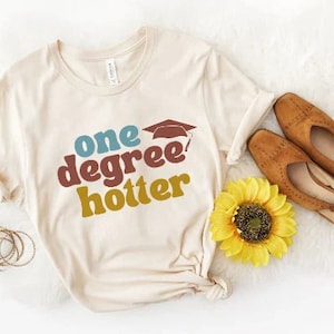One Degree Hotter Shirt | Masters Graduation Shirt | Bachelors Abschlussgeschenk | Ich habe die Aufgabe verstanden | Unisex Abschlussshirt