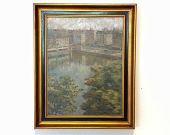 Exceptionnelle peinture ancienne à l'huile sur toile danoise de 1926 par Oluf Steenberg (1870-1930) avec un motif urbain de bâtiments au bord d'un lac avec des arbres