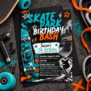 Puede incluir: Una invitación de cumpleaños rectangular con un gráfico de monopatín, texto estilo grafiti que dice SKATE PARK BIRTHDAY BASH y Jaxon's 13th Birthday. El diseño incluye detalles del evento, iconos y una escena de skatepark en blanco y negro.