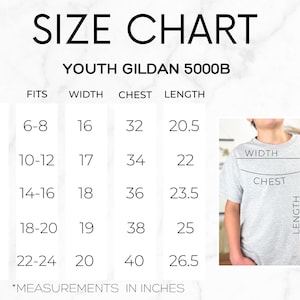 Op de afbeelding: Een maattabel voor een Youth Gildan 5000B t-shirt, met kolommen voor maat, pasvorm, breedte, borstomvang en lengte in inches. De tabel bevat de maten XS tot en met XL met bijbehorende afmetingen en een diagram van een grijs t-shirt.