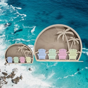 Op de afbeelding: Houten uitsnijding van een strandscene met palmbomen en vijf kleurrijke Adirondack-stoelen. De uitsnijding heeft de vorm van een halve cirkel en is perfect voor een strandthema-huisdecoratie.