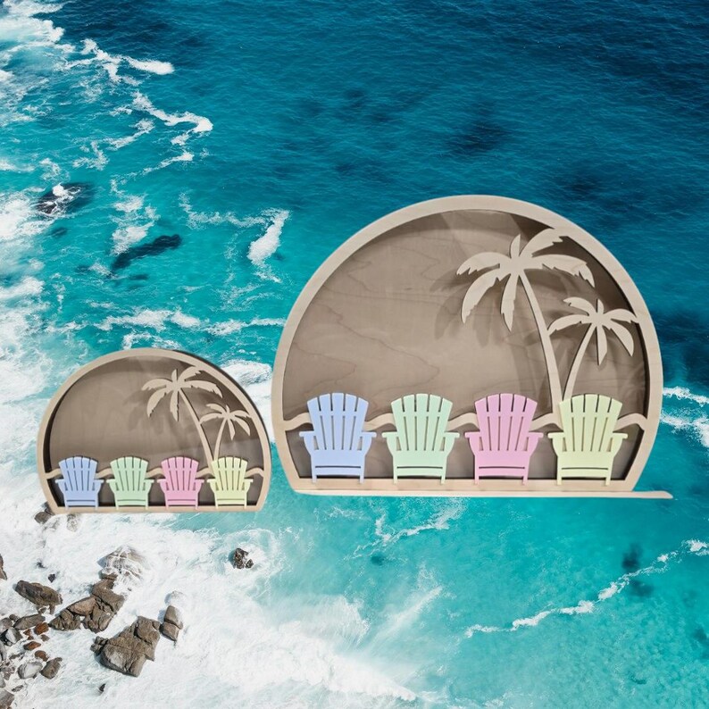 Op de afbeelding: Houten uitsnijding van een strandscene met palmbomen en vijf kleurrijke Adirondack-stoelen. De uitsnijding heeft de vorm van een halve cirkel en is perfect voor een strandthema-huisdecoratie.