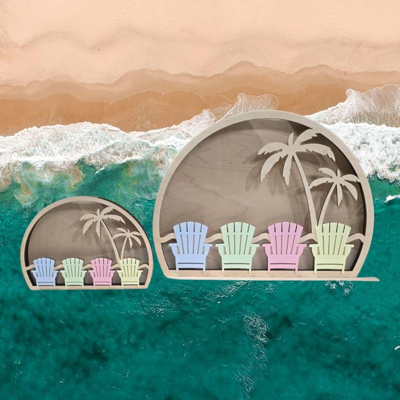 Op de afbeelding: Twee houten wanddecoraties met een strandsc&egrave;ne met palmbomen en Adirondack-stoelen. Het grotere stuk heeft vier stoelen in blauw, groen, roze en geel. Het kleinere stuk heeft drie stoelen in blauw, groen en roze.