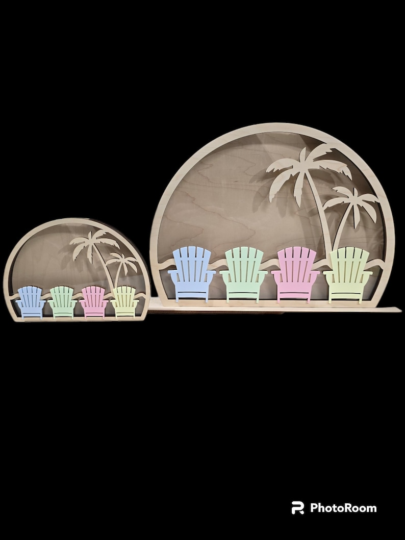 Op de afbeelding: Houten wanddecoratie met een strandsc&egrave;ne met palmbomen en vijf kleurrijke Adirondack-stoelen. De stoelen zijn in een rij op een zandstrand met een blauwe zee op de achtergrond geplaatst.