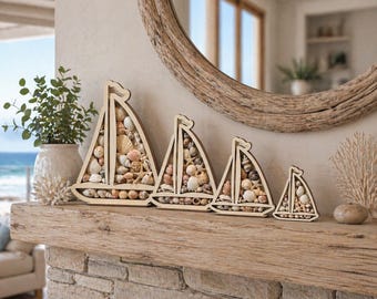 Vitrina decorativa con forma de velero, concha marina y cristal de mar, ideal para decoración costera.