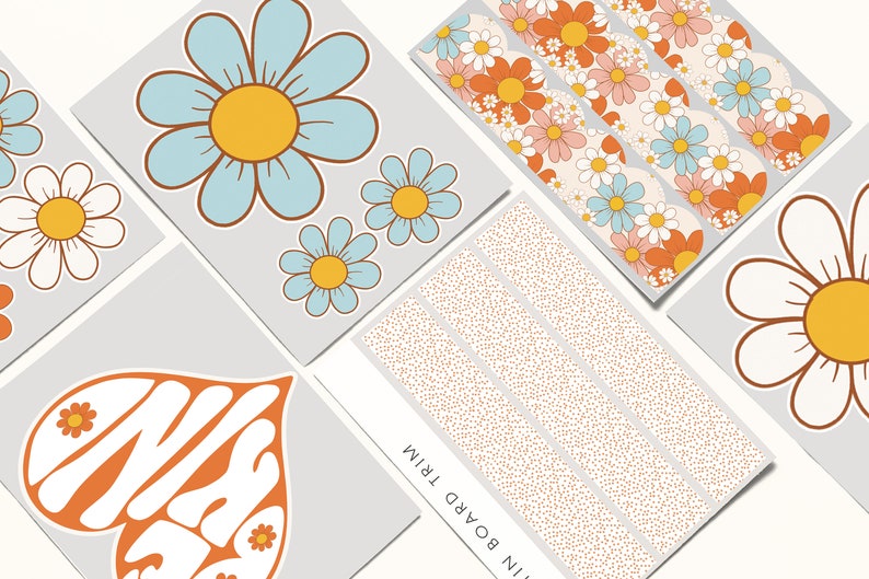Op de afbeelding: Een set van 10 groovy madeliefjestickers in verschillende kleuren en patronen. De stickers bevatten een grote blauwe madeliefje, een kleinere witte madeliefje, een kleinere blauwe madeliefje, een hartvormige sticker met het woord "love" in oranje en drie stroken met oranje en witte stippen.