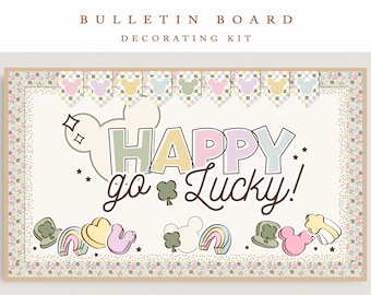Könnte beinhalten: Ein Bulletin Board Dekorationsset mit einem pastellgrünen, gelben, rosa und blauen "Happy go Lucky!" Banner. Das Banner ist von einem Rand aus kleinen Kleeblättern, Regenbögen und Mickey Mouse Köpfen umgeben.