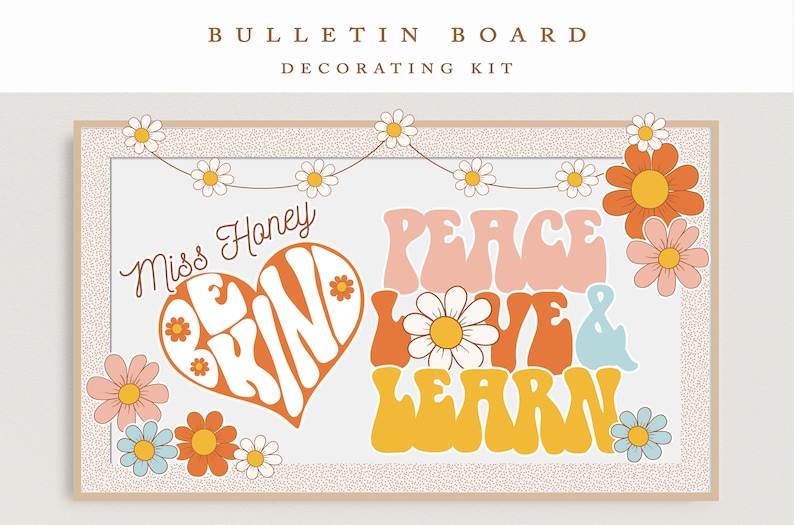 Op de afbeelding: Een bulletin board decoratieset met een witte achtergrond en een krans van madeliefjes. De set bevat een hartvormig bord "Be Kind", een bord "Peace Love & Learn" en verschillende madeliefjes in verschillende kleuren.