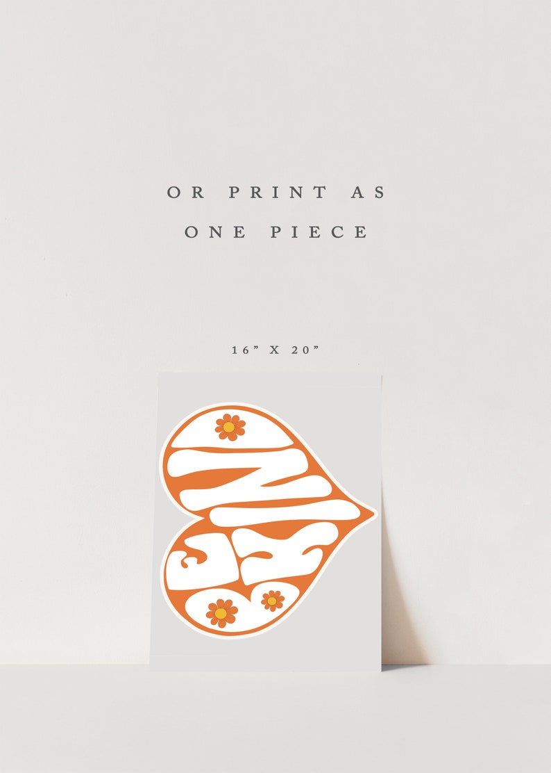 Op de afbeelding: Oranje en witte hartvormige afbeelding met het woord "sunshine" in een retro-lettertype. De afbeelding heeft drie kleine gele bloemen met oranje centra.