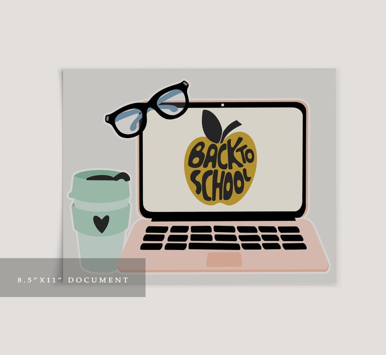 Peut inclure: Un ordinateur portable rose avec un clavier noir et une pomme dor&eacute;e avec le texte "Back to School" &agrave; l'&eacute;cran. Une paire de lunettes noires et un gobelet &agrave; caf&eacute; &agrave; emporter vert se trouvent &agrave; gauche de l'ordinateur portable.