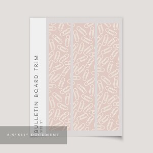 Peut inclure: Trois bandes de bordure de tableau d'affichage de taille document de 8,5" x 11" avec un fond rose et un motif de trombone blanc.