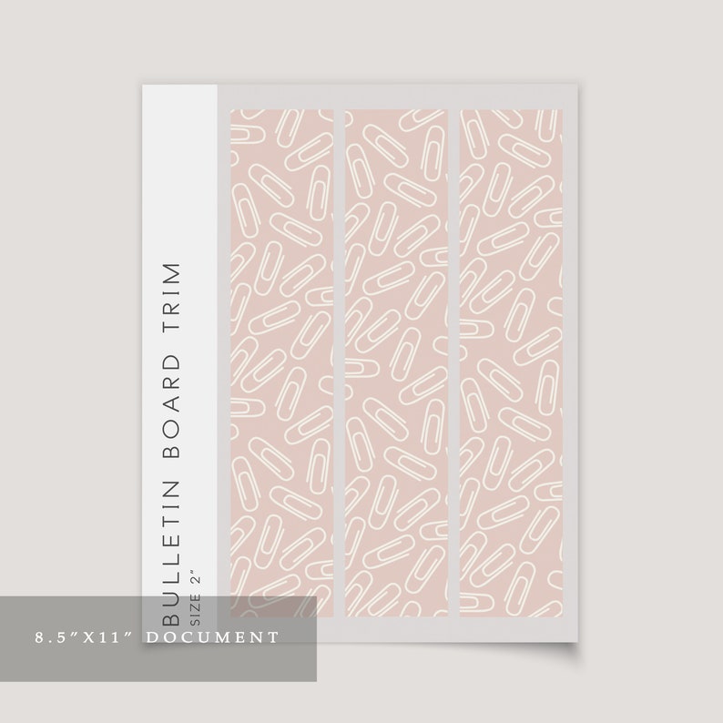 Peut inclure: Trois bandes de bordure de tableau d'affichage de taille document de 8,5" x 11" avec un fond rose et un motif de trombone blanc.